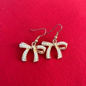 Adorable bow with Pearl earring!🎀